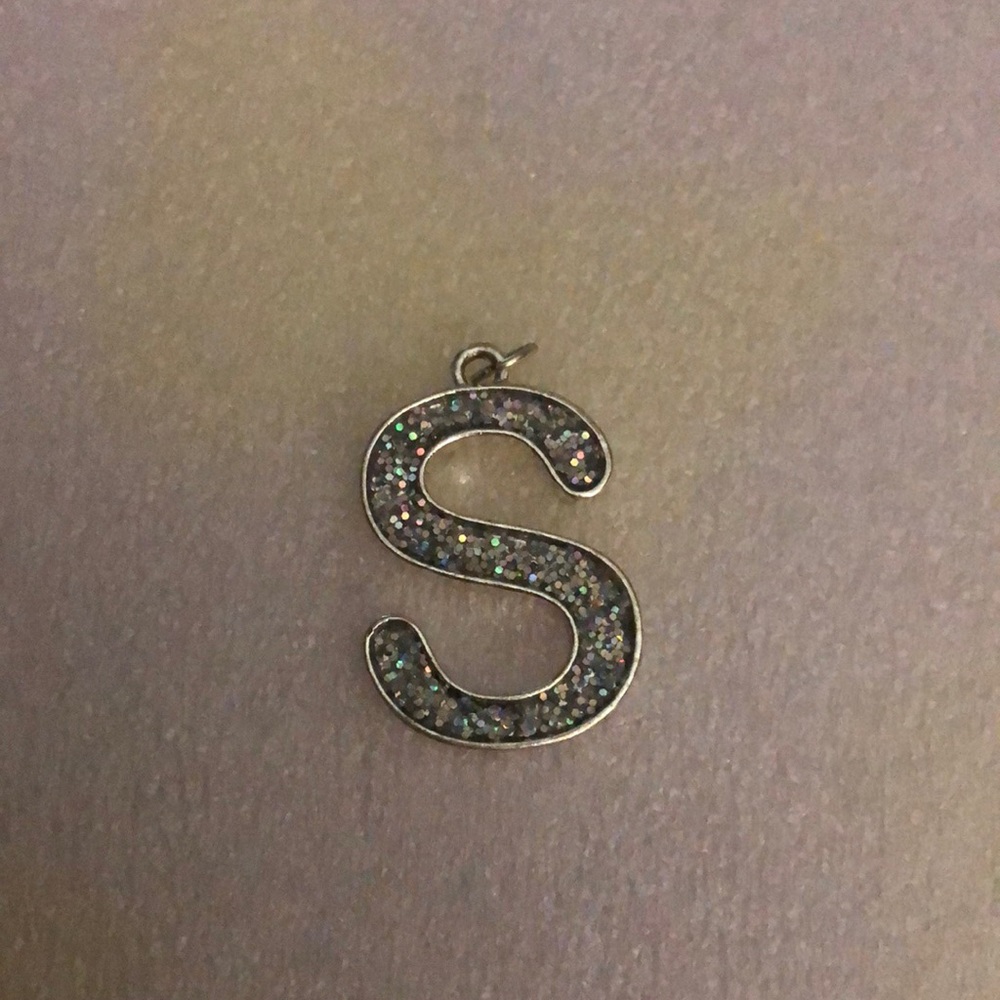 An S pendant for a necklace.